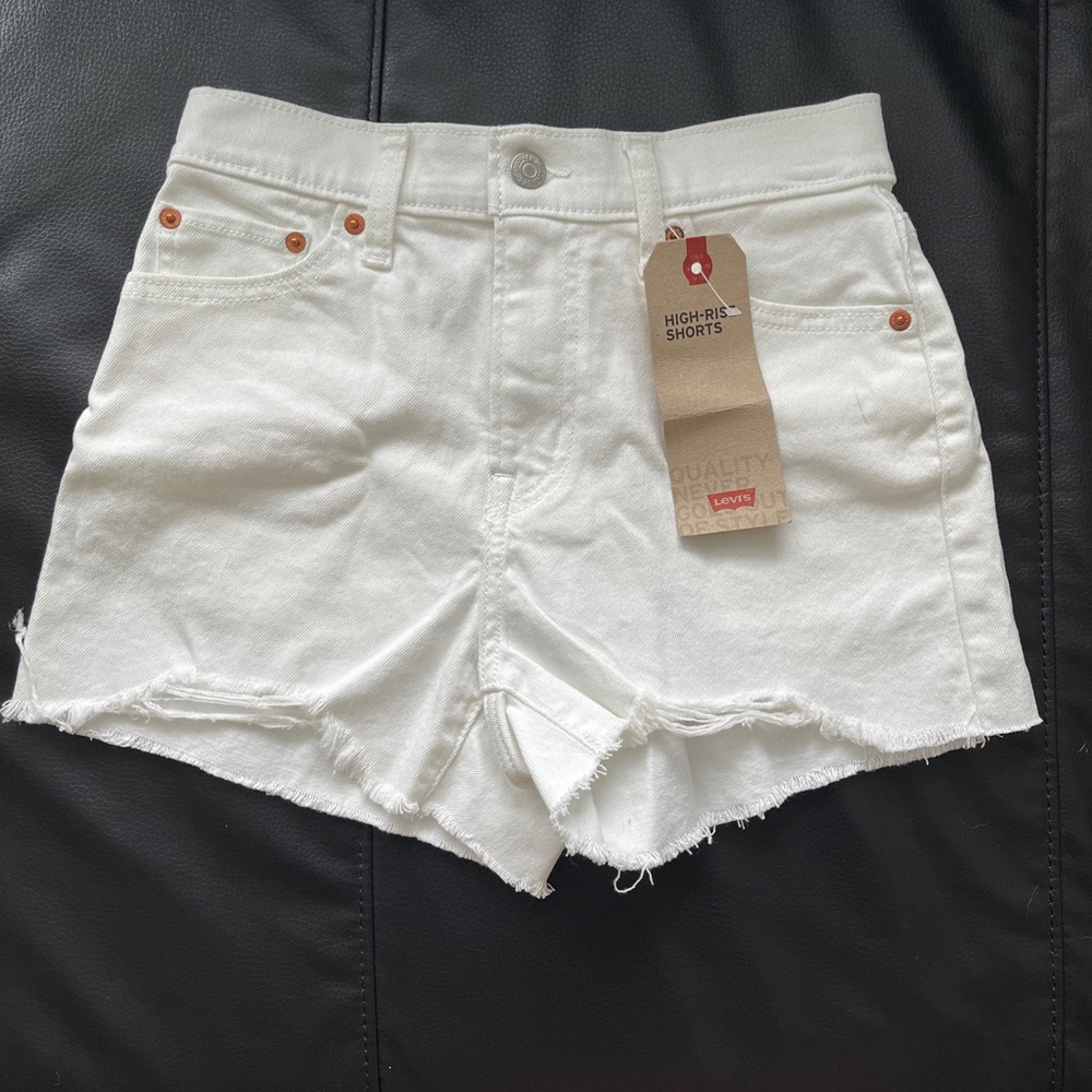 NWT Levi’s high rise slim through hip W26 shorts